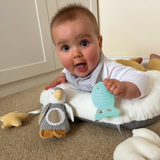 NUBY Bauchlagekissen mit Spielzeug