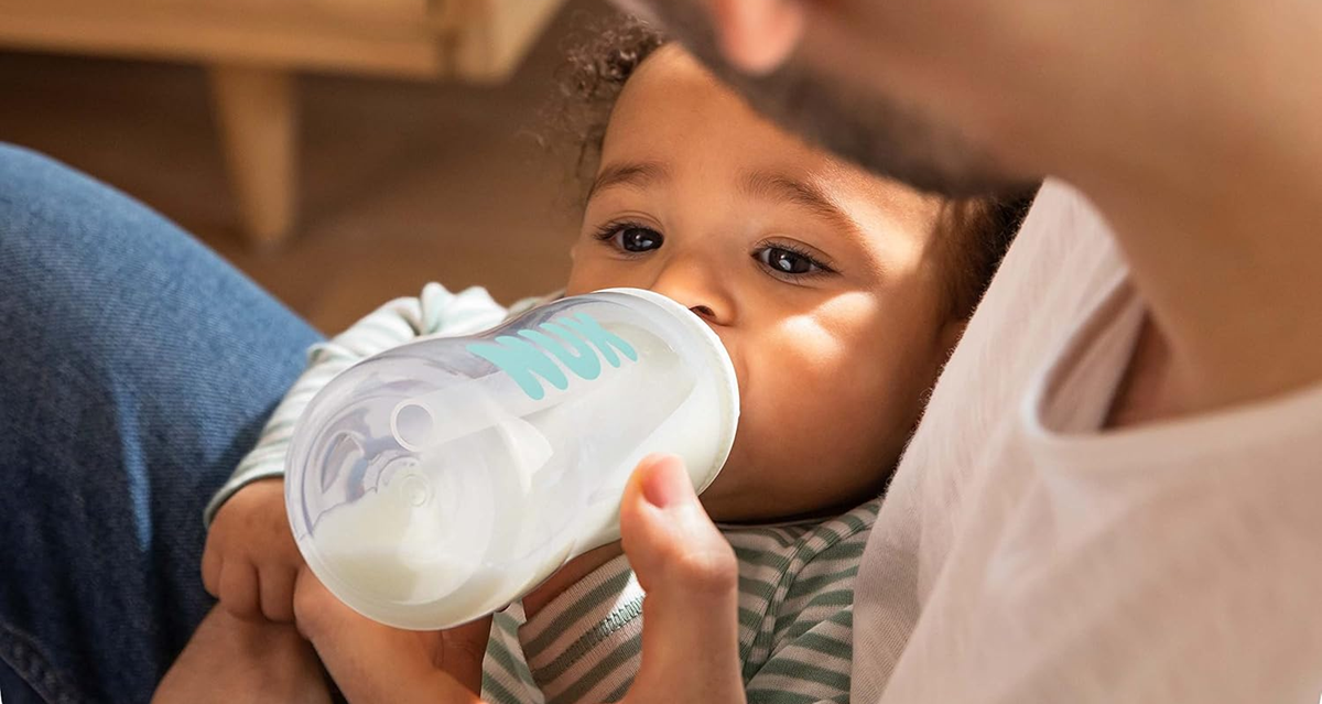 NUK First Choice+ 300 ml-es cumisüveg M közepes áramlású cumival, hőmérsékletjelzővel