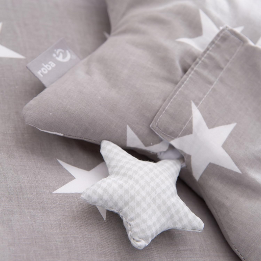 ROBA Little Stars jucărie suspendată cu cutie muzicală pentru cărucior și pătuț, 27 x 27 cm