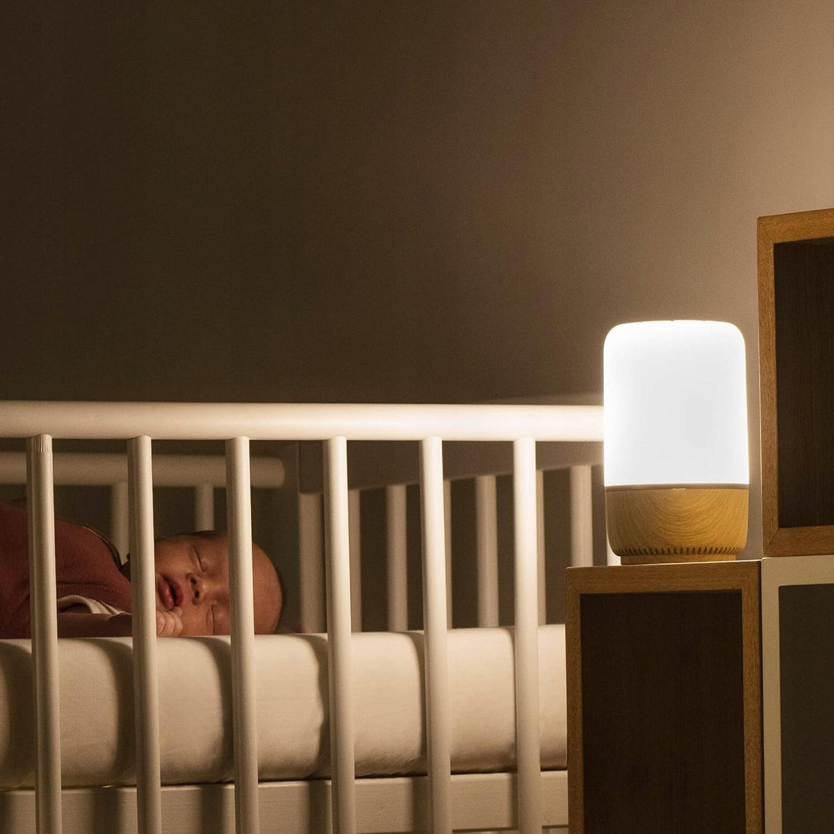 MAXI-COSI Soothe nočné LED svetlo s reproduktorom, aplikácia Connected Home