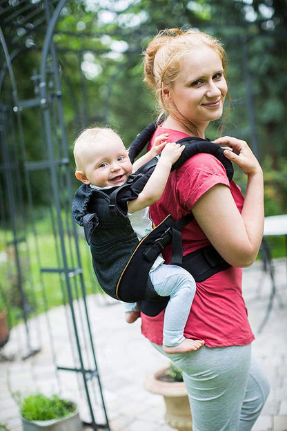 MANDUCA XT nosidełko klamrowe z bawełny organiczne, mama z dzieckiem w czarnym nosidle