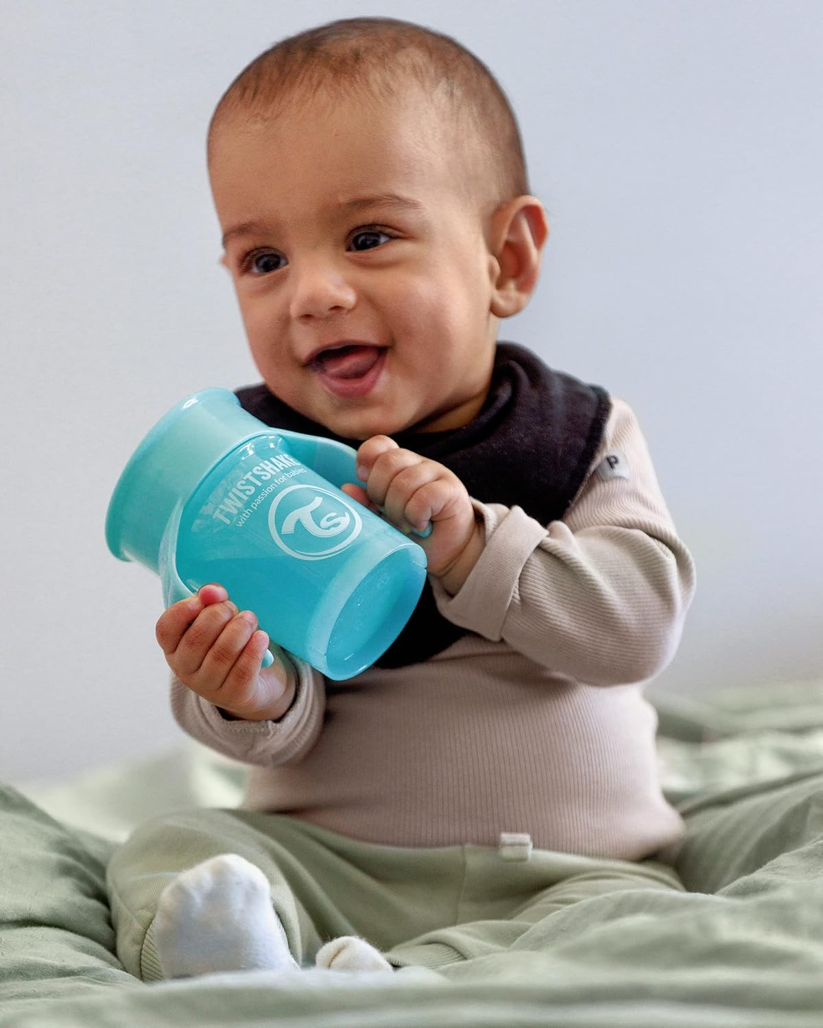 TWISTSHAKE hrnek nekapající 360 stupňů 230 ml 6 m+