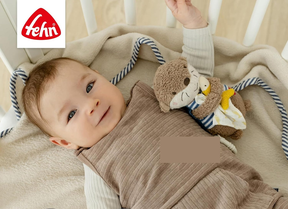 FEHN pluszowa zawieszka z pozytywką WYDRA 17 cm kołysanka Brahmsa