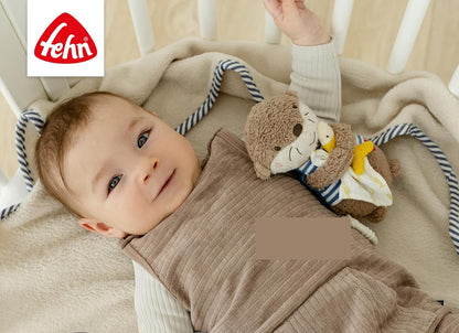 FEHN pluszowa zawieszka z pozytywką WYDRA 17 cm kołysanka Brahmsa