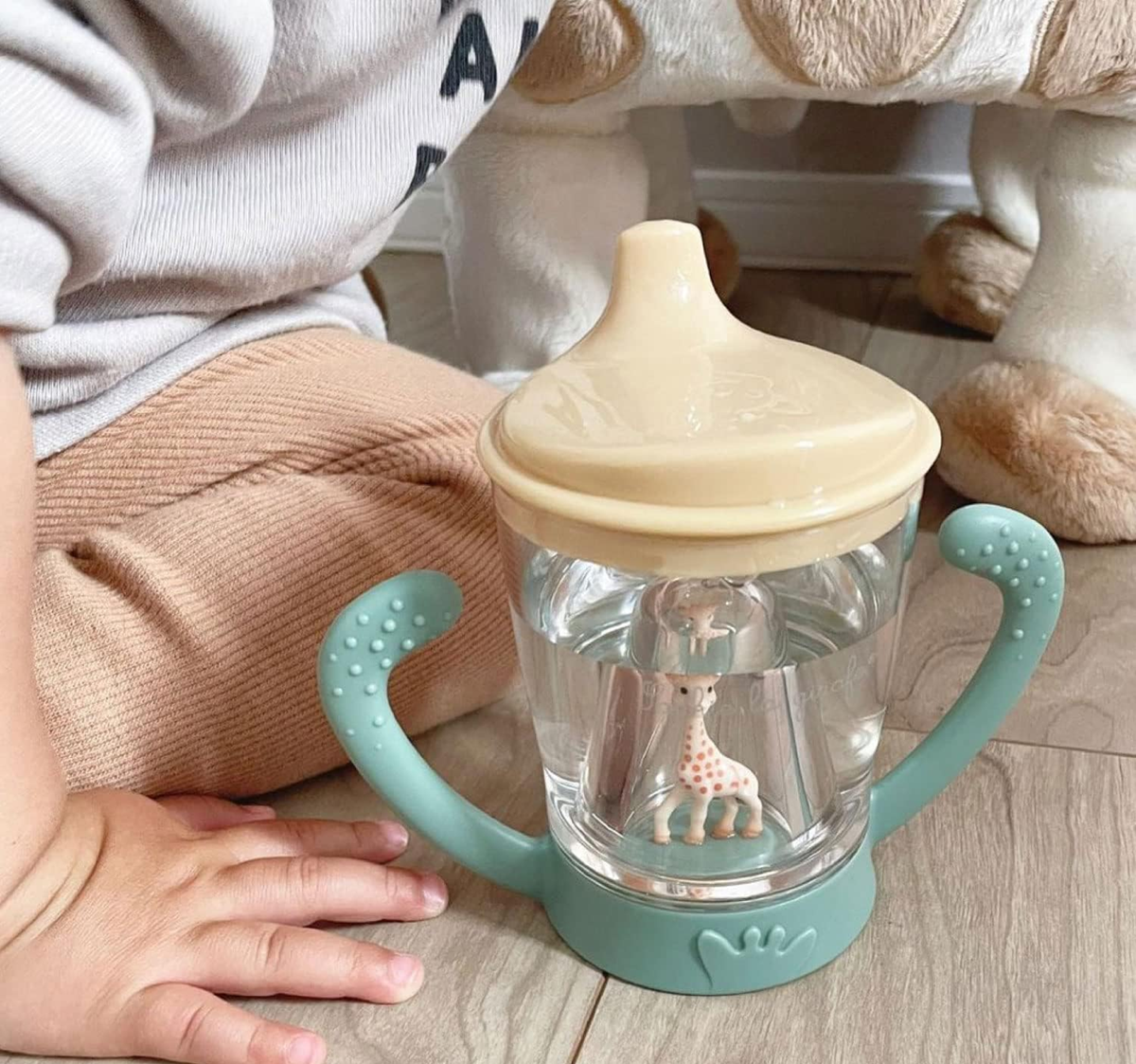 VULLI Sophie la Girafe cană anti-picurare cu gură de scurgere 180 ml 6 luni+