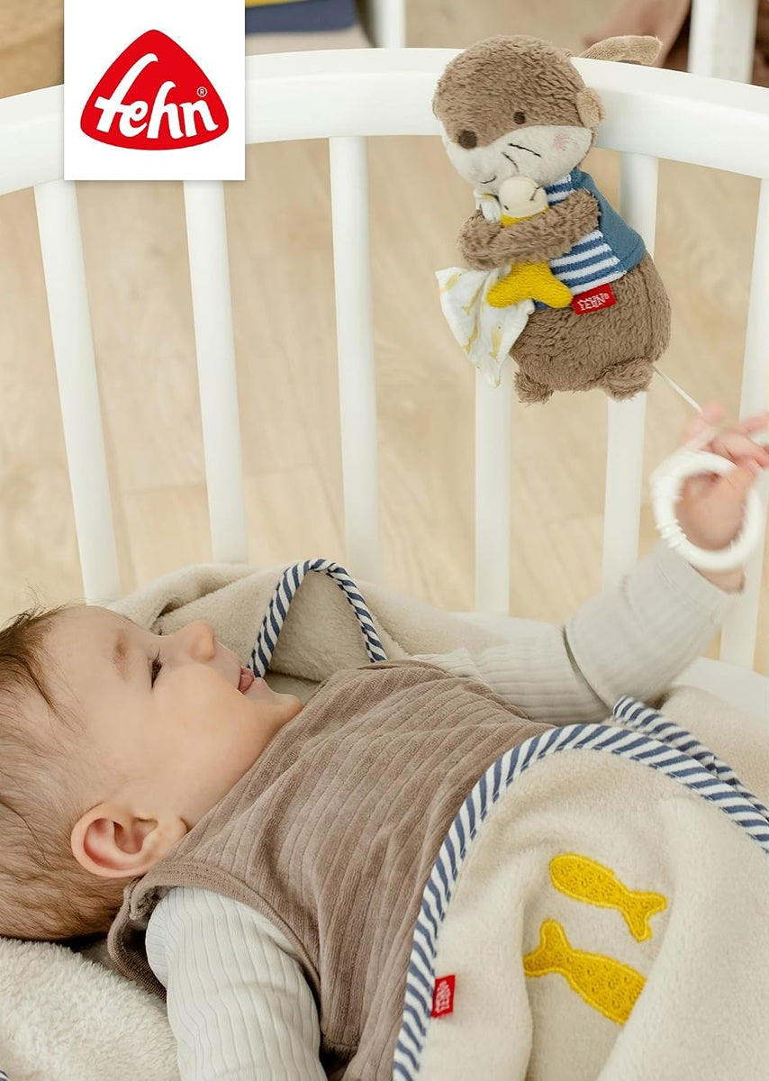 FEHN pluszowa zawieszka z pozytywką WYDRA 17 cm kołysanka Brahmsa