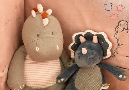 NOUKIE'S Spieluhr-Kuscheltier "Brahms' Wiegenlied" TRICERATOPS 20 cm