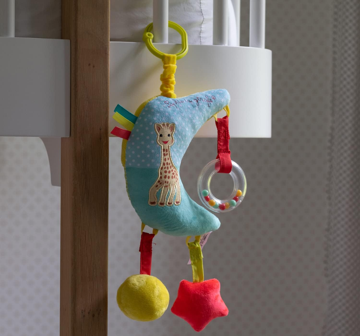 SOPHIE LA GIRAFE zawieszka z pozytywką do wózka i łóżeczka 28 cm KSIĘŻYC