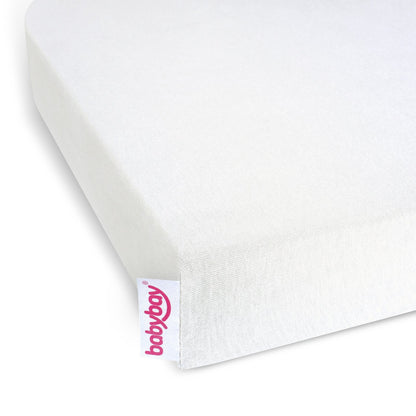 Narożnik prześcieradła babybay Jersey Deluxe Original Off-White z białawą tkaniną i wszytą metką babybay.