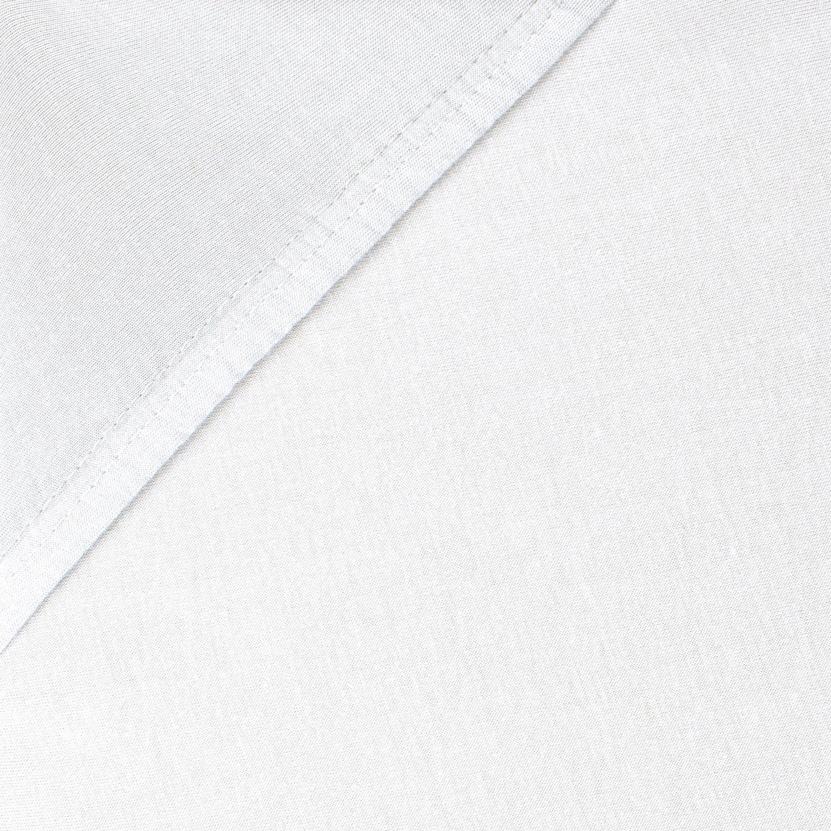 Jasna tkanina prześcieradła babybay Jersey Deluxe Original Off-White ze szwem, widok z bliska.