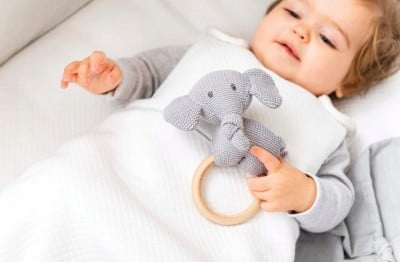 NATTOU momeală de prindere din lemn de bumbac cu zornăitor TEMBO-RABON 15 cm